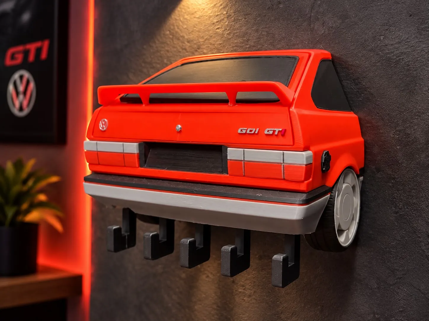 حامل مفاتيح فولكس واجن جولف GTI يُثبّت على الحائط.